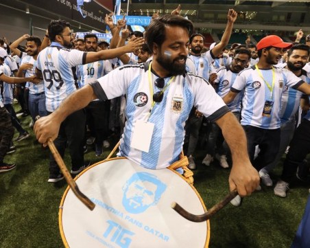 Катар плаща на пакистанци да се правят на фенове