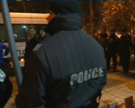 Полицаи направиха кордон пред БНТ