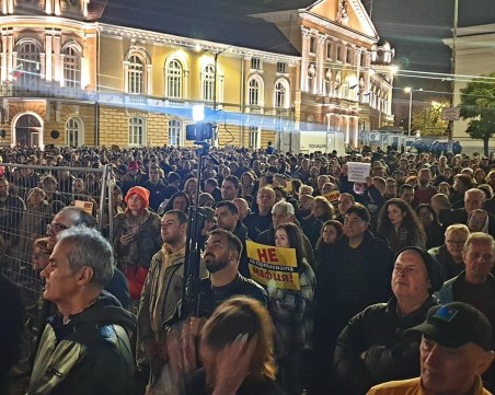 Протест пред Народното събрание срещу хартиената бюлетина