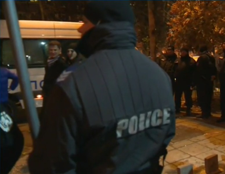 Полицаи направиха кордон пред сгредата на БНТ, а причината са