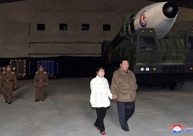 Севернокорейският лидер Ким Чен ун за първи път показа дъщеря си