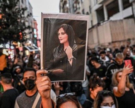 Близо 400 протестиращи в Иран са били убити след смъртта на Махса Амини