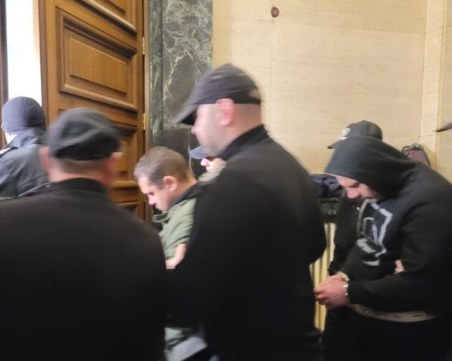 Оставиха в ареста задържаните за атентата в Истанбул, но за каналджийство