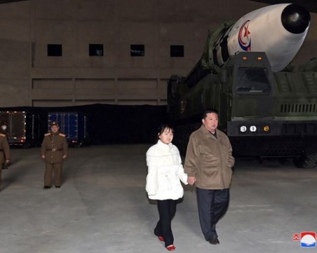 Семейна идилия: Ким Чен Ун и дъщеря му на изстрелване на балистичната ракета