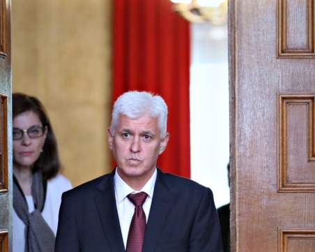 Военният министър: Помощ за Украйна ще предоставим по въздух и земя