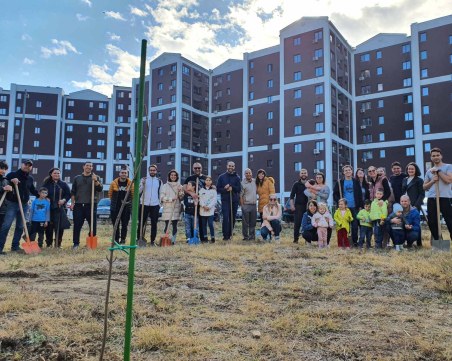 Засадиха десетки фиданки при зелена инициатива в „Тракия