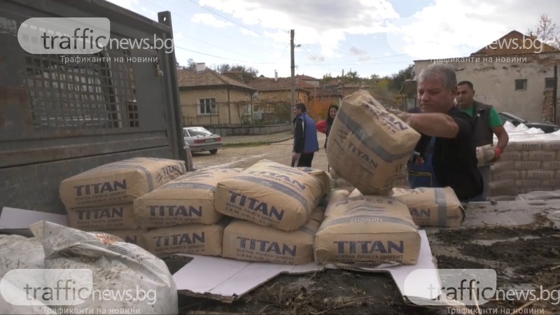 Разпределиха строителни материали на хората в Карловско, за да възстановят къщите си