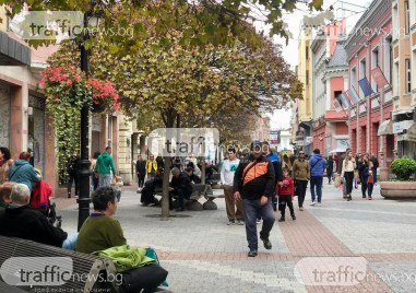 Пловдивчани напълниха Главната и магазините в неделния ден Привлечени освен