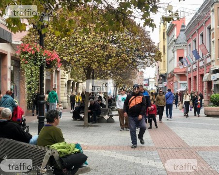 Главната в Пловдив пълна, някои магазини обявиха намаления до 80%
