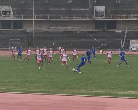 Спартак с домакинство равенство, от клуба скочиха срещу съдийството на Железов