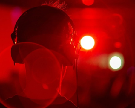 Учени алармират: Над 1 милиард души може да оглушеят от слушалките