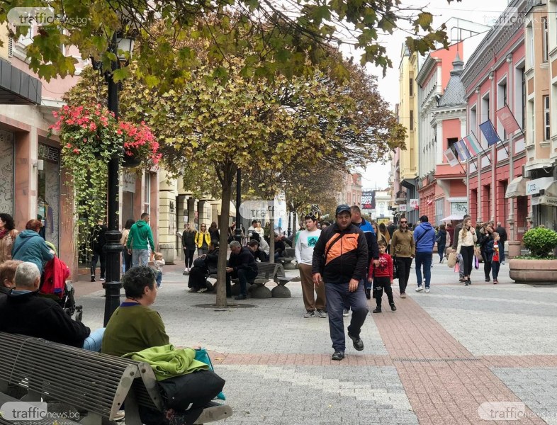 Главната в Пловдив пълна, някои магазини обявиха намаления до 80%
