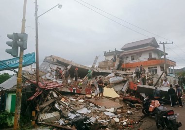 Най-малко 162 са загинали, а стотици са ранени при силното земетресение