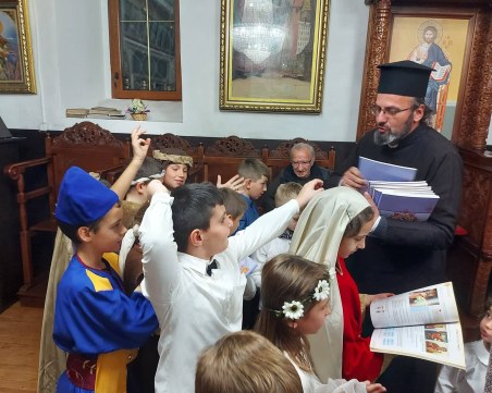 Деца от село Белащица разказаха историята на празника Въведение Богородично