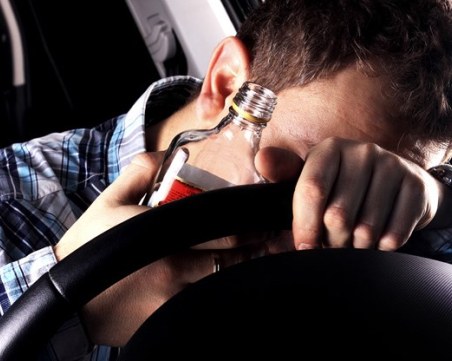 Пиян шофьор помете спирка и две паркирани коли във Велико Търново