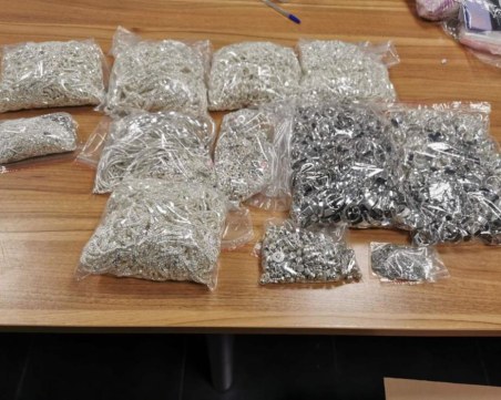 Рекорд: Задържаха 30 кг сребърни изделия на границата с Турция