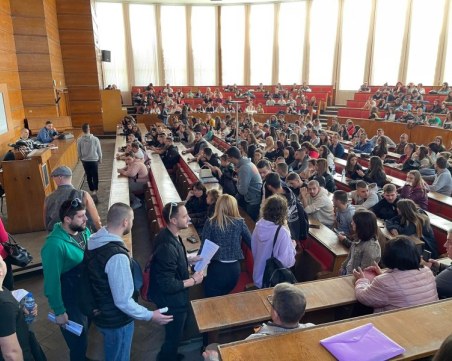След намеса на полицията! В УХТ избраха ново ръководство на Студентски съвет