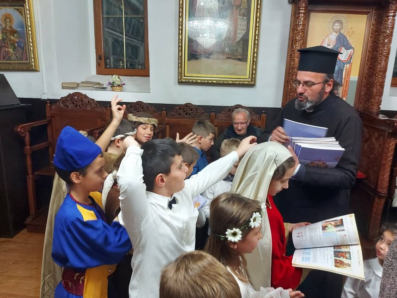 Деца от село Белащица разказаха историята на празника Въведение Богородично