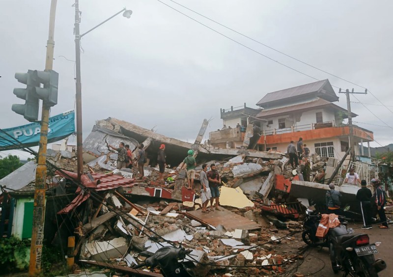 Най-малко 162 са жертвите при земетресението в Индонезия