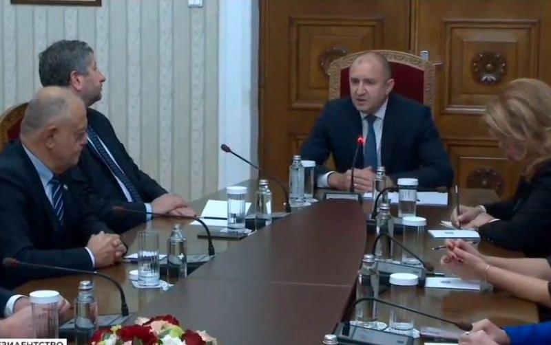 Продължават консултациите за съставяне на правителство при президента Румен Радев.