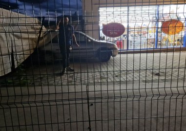 Шофьорка се вряза в оградата на магазин в Пловдив Инцидентът