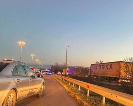 Българин е шофирал буса с мигранти, който се вряза в полицейска кола в София