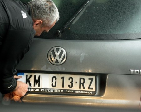 Косово отлага глобите за сръбски регистрационни номера с два дни