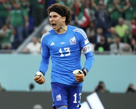 Левандовски изпусна дузпа и продължава да е без гол на Световно при равенство между Полша и Мексико