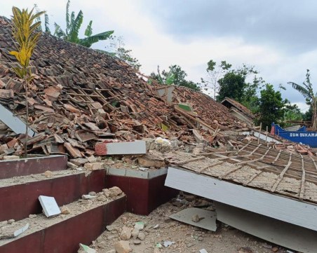 Над 160 са вече жертвите от земетресението в Индонезия