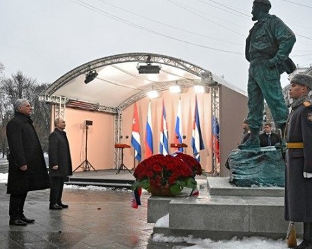 Путин и президентът на Куба откриха паметник на Фидел Кастро в Москва