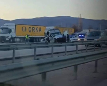 С опасност за живота е полицаят, пострадал при гонка с мигранти в София