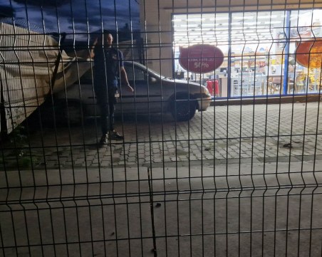 Шофьорка се вряза в оградата на магазин в Пловдив, опитала се да паркира