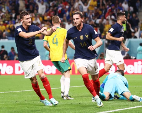 Световният шампион Франция тръгна към защитата на титлата с категоричен успех