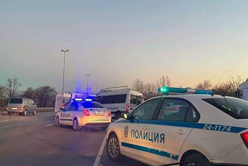 Катастрофа след гонка с мигранти в София! Полицай е тежко ранен