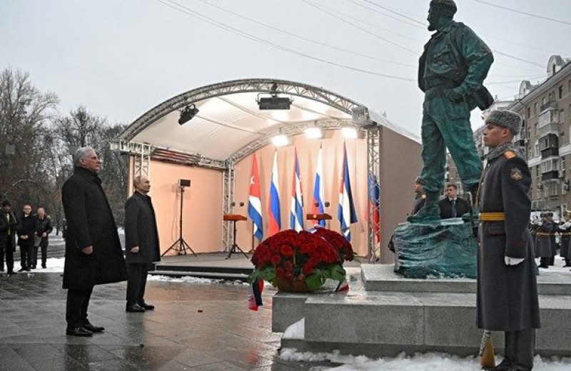 Путин и президентът на Куба откриха паметник на Фидел Кастро в Москва