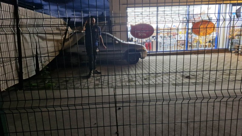 Шофьорка се вряза в оградата на магазин в Пловдив, опитала се да паркира