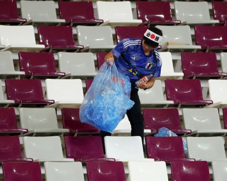 Феновете на Япония почистиха трибуните след успеха над Германия