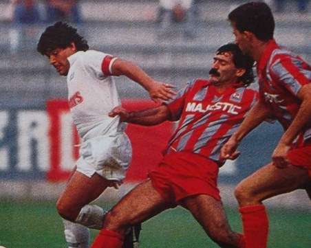 Култова снимка: Бивш треньор на Ботев в борба за топката срещу Марадона