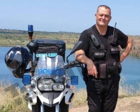 Удареният от бус с мигранти полицай в София остава в критично състояние