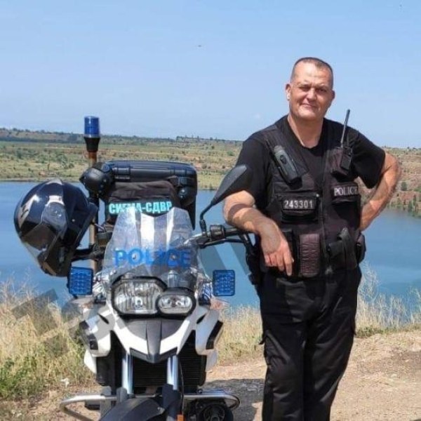 Удареният от бус с мигранти полицай в София остава в критично състояние