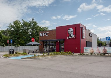 Собственикът на Kentucky Fried Chicken KFC  Джон Уай Браун младши почина на
