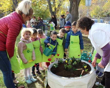 Малчугани садиха сами цветя в двора на детска градина в Пловдив