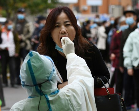 Нов рекорд на случаи на COVID в Китай, по-голямата част от тях - без симптоми