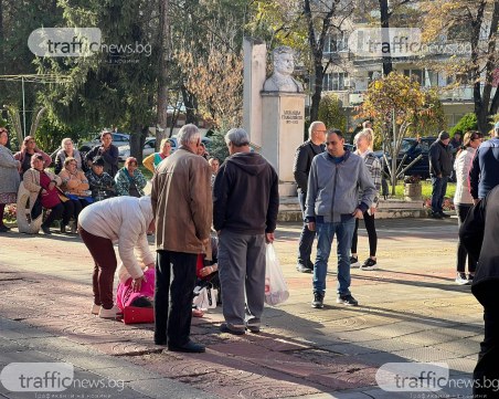 Протест пред сградата на община Стамболийски, жена припадна