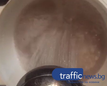 Жители на Смирненски: Кафява вода тече в мивките ни вече втори ден