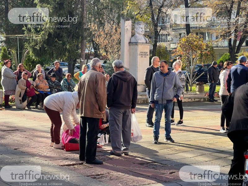 Протест пред сградата на община Стамболийски, жена припадна