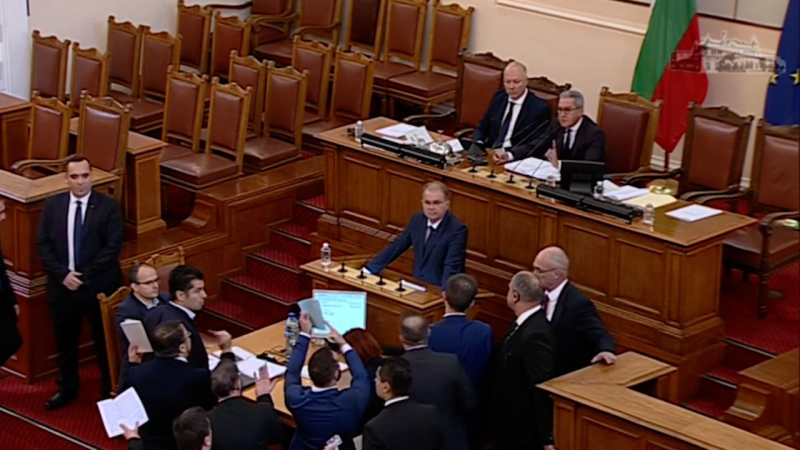 Скандал в парламента, изгониха от залата Настимир Ананиев