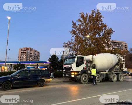 Бетоновоз и автомобил се удариха на Пещерско шосе в Пловдив