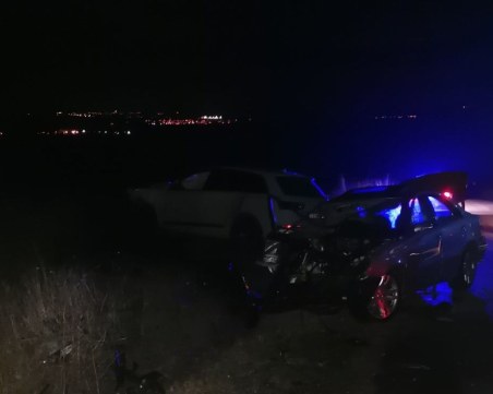 Челен удар между два автомобила в Търновско, има пострадали