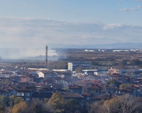 Запали се стърнище на един от изходите на Пловдив, размириса цял квартал